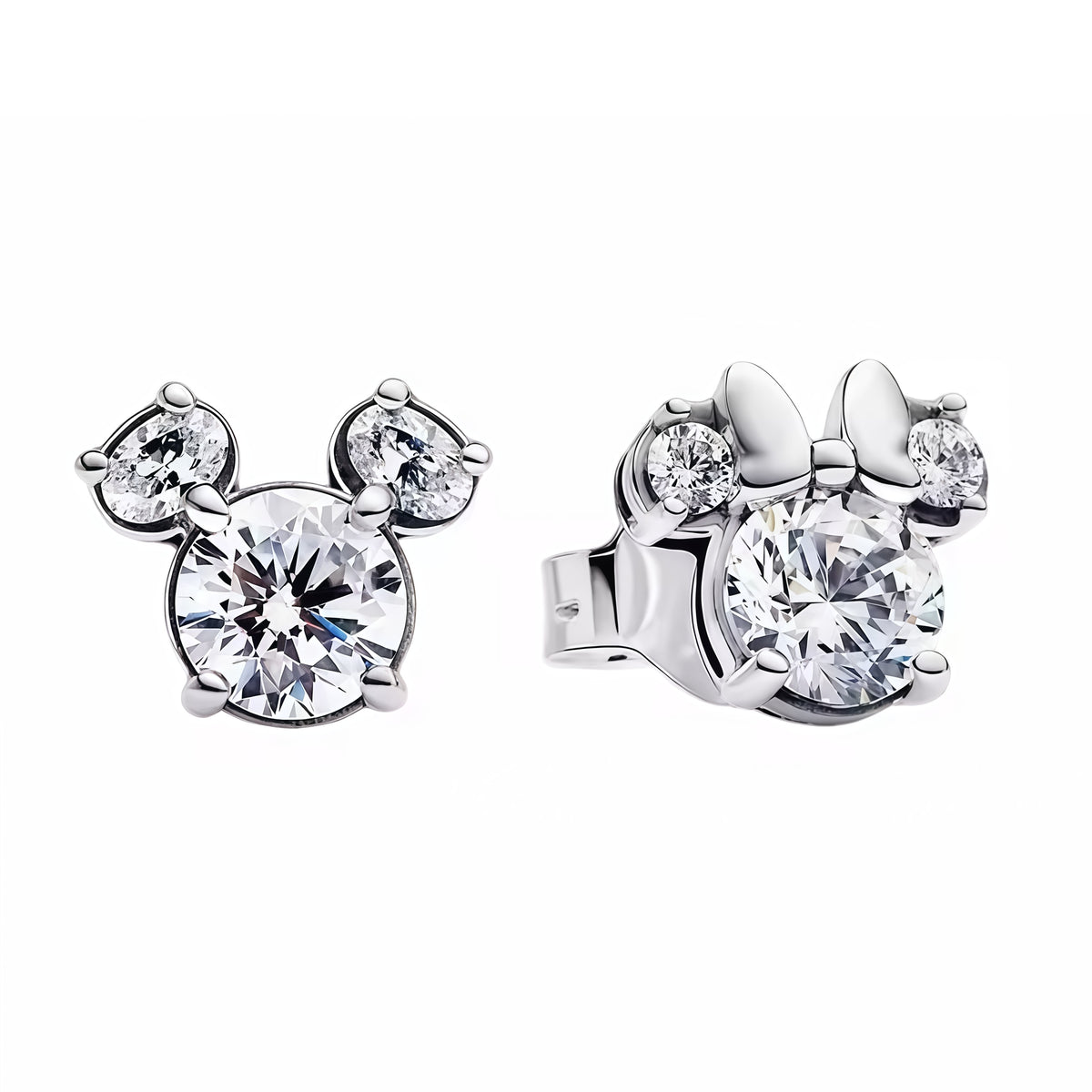 Apporte une touche magique et romantique à ton look avec ces boucles d’oreille symbole Mickey et Minnie. Inspirées de l’univers Disney, ces pièces mettent en valeur les silhouettes emblématiques de Mickey et Minnie, avec des détails soignés et des finitions brillantes. Une paire adorable et pleine de charme, parfaite pour les fans de Disney et les bijoux au style féminin et sophistiqué.

Caractéristiques :

- Matière : Argent 925.
- Design : Silhouettes de Mickey et Minnie (dépareillées ou assorties).
- Dim