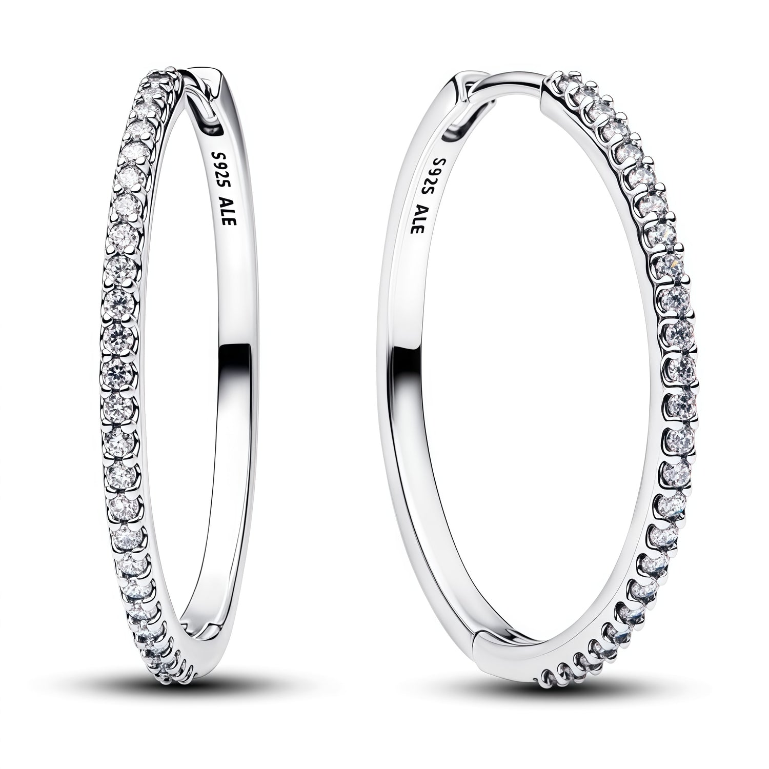 Apporte une touche d’éclat et d’élégance à ton style avec ces boucles d’oreilles anneaux argentés ornés de strass. Leur design raffiné associe la brillance de l’argent à la lumière des pierres, pour un rendu chic, moderne et intemporel. Un bijou délicat et facile à porter, parfait pour sublimer une tenue du quotidien comme une occasion spéciale.

Caractéristiques :

-&nbsp;Matière : Argent 925.
-&nbsp;Design : Anneaux argentés avec strass, finition brillante et détails soignés.
-&nbsp;Dimensions : Taille co