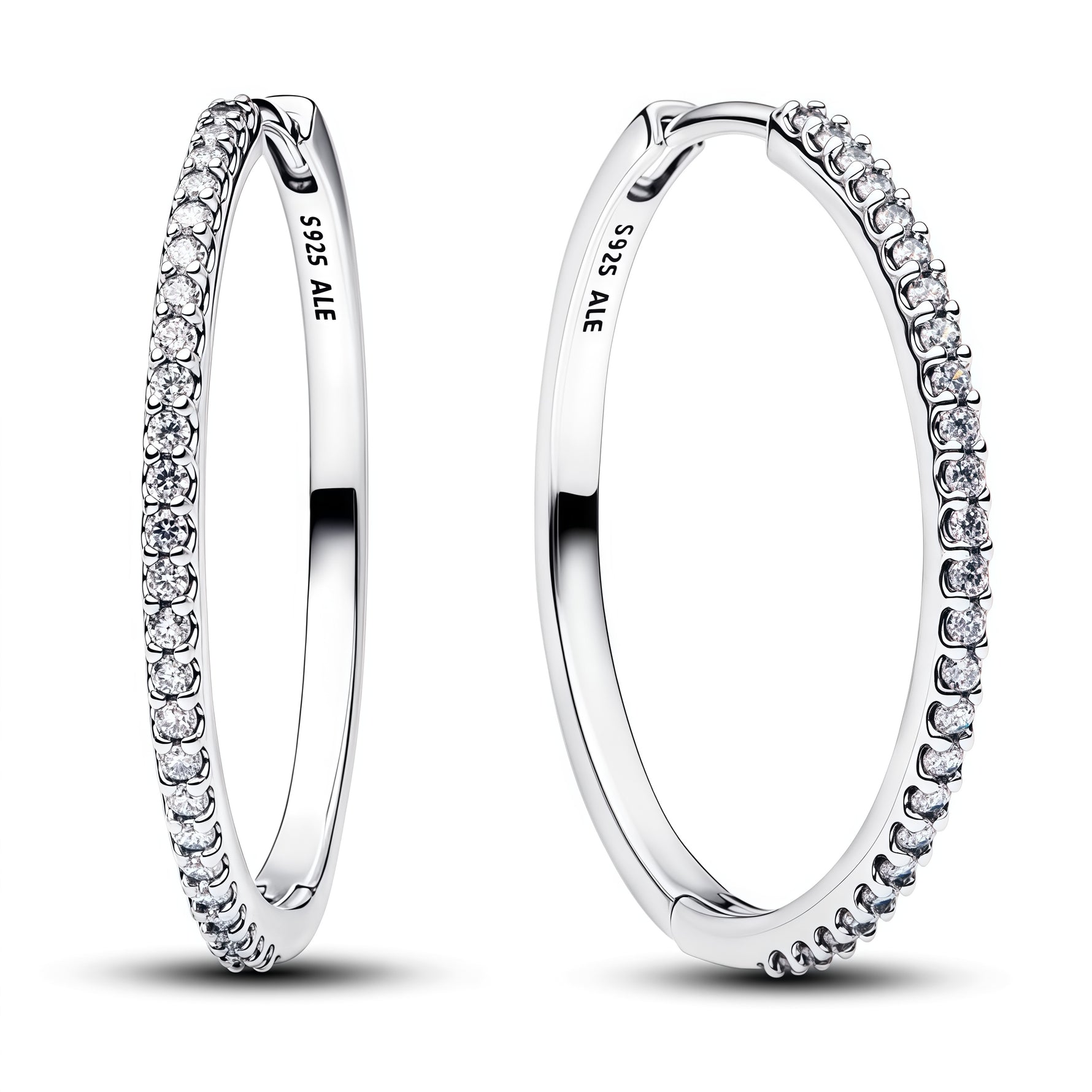 Apporte une touche d’éclat et d’élégance à ton style avec ces boucles d’oreilles anneaux argentés ornés de strass. Leur design raffiné associe la brillance de l’argent à la lumière des pierres, pour un rendu chic, moderne et intemporel. Un bijou délicat et facile à porter, parfait pour sublimer une tenue du quotidien comme une occasion spéciale.

Caractéristiques :

-&nbsp;Matière : Argent 925.
-&nbsp;Design : Anneaux argentés avec strass, finition brillante et détails soignés.
-&nbsp;Dimensions : Taille co