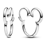 Ajoute une touche de magie et de fantaisie à ton style avec ces boucles d’oreilles en forme d’anneaux inspirées de Mickey. Leur design simple et emblématique apporte une note ludique et intemporelle, tout en restant élégant et facile à porter au quotidien. Un bijou parfait pour les fans de Disney qui aiment les pièces discrètes mais pleines de caractère.

Caractéristiques :

-&nbsp;Matière : Argent 925.
-&nbsp;Design : Anneaux inspirés de Mickey, avec finition brillante.
-&nbsp;Dimensions : Taille délicate 