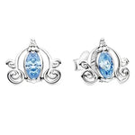 Ajoute une touche de magie et d’élégance à ton style avec ces boucles d’oreilles inspirées du carrosse de Cendrillon. Leur design raffiné et féerique évoque l’univers enchanteur du conte tout en apportant une note lumineuse et délicate à la tenue. Un bijou plein de charme, parfait pour les fans d’univers Disney et de pièces pleines de rêve.

Caractéristiques :

-&nbsp;Matière : Argent 925.
-&nbsp;Design : Carrosse de Cendrillon, avec finition brillante et délicate.
-&nbsp;Dimensions : Taille délicate et con
