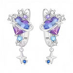Ces boucles d’oreilles créoles en métal argenté sont ornées d’un grand cœur facetté dégradé bleu-violet, entouré d’un anneau lisse qui évoque l’orbite d’une planète et ponctué de petites étoiles métalliques. Autour du cœur, des cristaux incolores et des pierres bleu clair ajoutent de la lumière, tandis qu’une étoile pendante sertie d’un petit cristal bleu intense apporte un joli mouvement au bas de chaque boucle.

Caractéristiques :

-Matière : Métal argenté avec cristaux transparents et pierres synthétique