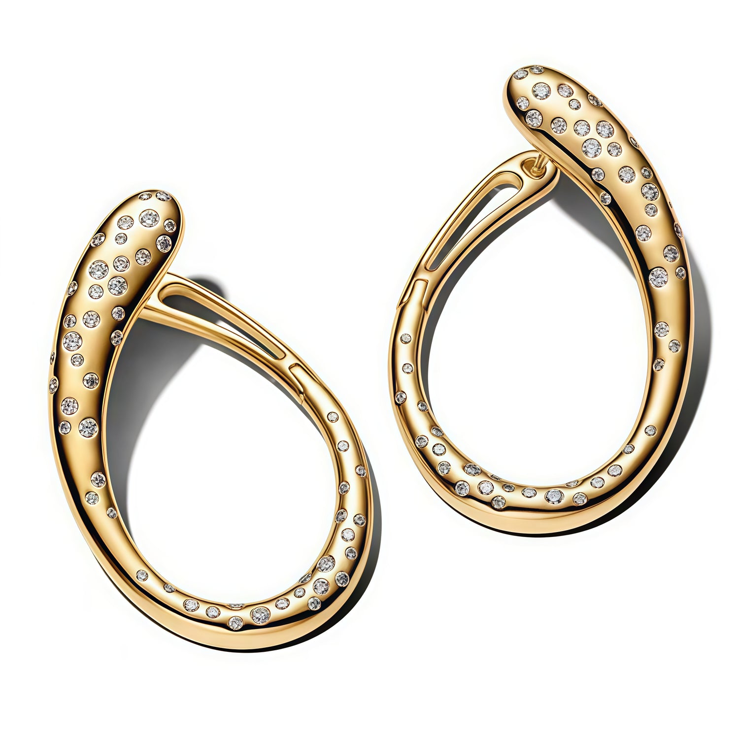 Apporte une touche de modernité et de raffinement à ton style avec ces boucles d’oreilles en forme de goutte dorée pailletée de strass. Leur design élégant et lumineux capte subtilement la lumière, tout en apportant une note chic et tendance à ta tenue. Un bijou délicat et sophistiqué, parfait pour sublimer le quotidien comme les grandes occasions.

Caractéristiques :

-&nbsp;Matière : Argent 925 doré.
-&nbsp;Design : Forme goutte pailletée de strass, finition brillante et détails soignés.
-&nbsp;Dimensions