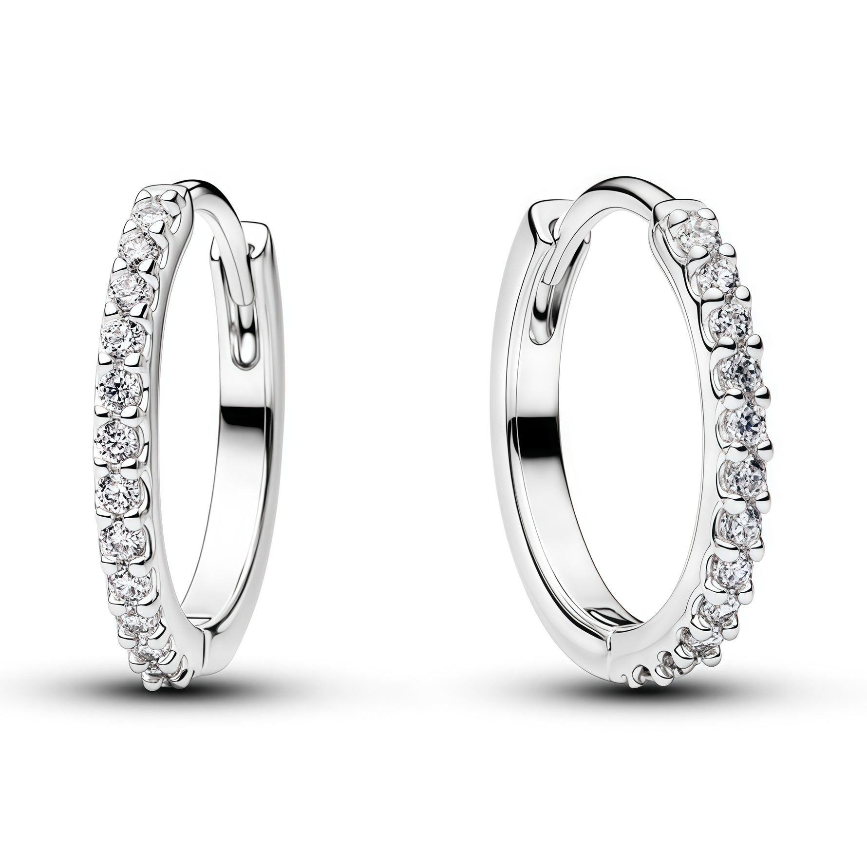 Apporte une touche d’élégance discrète et d’éclat à ton style avec ces boucles d’oreilles mini anneaux argentés ornés de strass. Leur format délicat et raffiné illumine le visage avec subtilité, tout en offrant un rendu chic et moderne. Un bijou facile à porter au quotidien, parfait pour compléter une tenue avec finesse.

Caractéristiques :

-&nbsp;Matière : Argent 925.
-&nbsp;Design : Mini anneaux avec strass, finition brillante et détails soignés.
-&nbsp;Dimensions : Petit format confortable à porter.
-&n