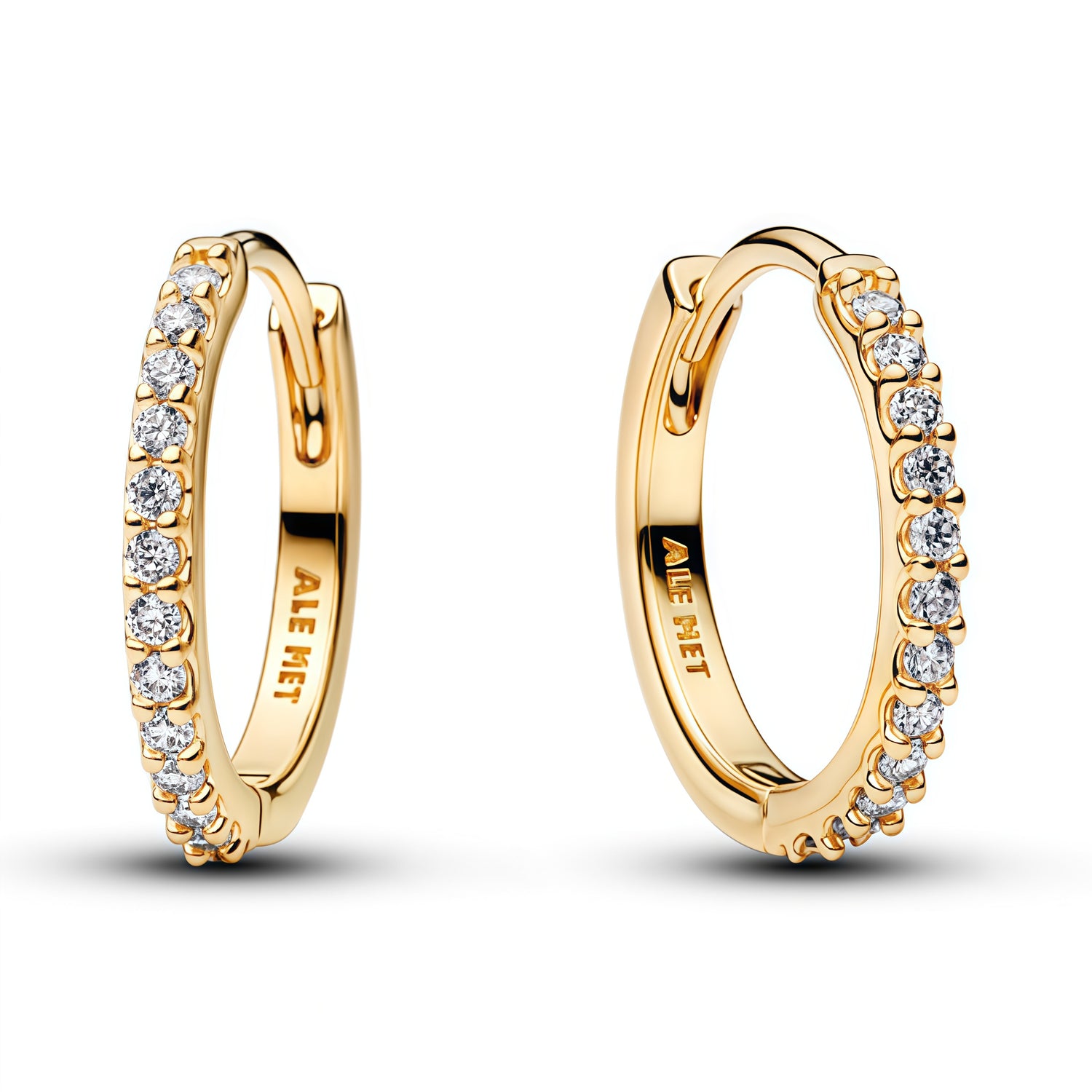 Apporte une touche d’éclat discrète et élégante à ton style avec ces boucles d’oreilles mini anneaux dorés ornés de strass. Leur petit format raffiné illumine le visage avec subtilité, tout en offrant un rendu chic, moderne et facile à porter au quotidien. Un bijou délicat et intemporel, parfait pour compléter une tenue avec finesse.

Caractéristiques :

-&nbsp;Matière : Argent 925.
-&nbsp;Design : Mini anneaux dorés avec strass, finition brillante et détails soignés.
-&nbsp;Dimensions : Petit format confor