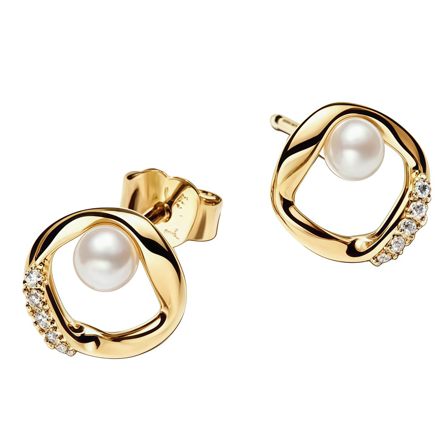 Apporte une touche de raffinement et d’élégance à ton style avec ces boucles d’oreilles dorées ornées d’une perle et de strass. Leur design délicat associe la douceur de la perle à l’éclat des pierres, pour un rendu chic, lumineux et intemporel. Un bijou sophistiqué et féminin, parfait pour le quotidien comme pour les occasions spéciales.

Caractéristiques :

-&nbsp;Matière : Aregnt 925 doré.
-&nbsp;Design : Anneau doré avec perle et strass, finition brillante et détails soignés.
-&nbsp;Dimensions : Taille 
