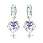 Cette paire de créoles en métal argenté est ornée, à la base de chaque anneau, d’un pendentif en forme de cœur bombé violet irisé, encadré de grandes ailes stylisées qui descendent de chaque côté. Sous le cœur, de petites pierres bleu et lilas mènent à une étoile à huit branches ajourée, centrée d’un cabochon bleu qui rappelle les touches de couleur serties le long des anneaux.

Caractéristiques :

-Matière : Métal argenté poli avec cristaux violets et bleus.
-Design : Créoles fines ponctuées de petites pie