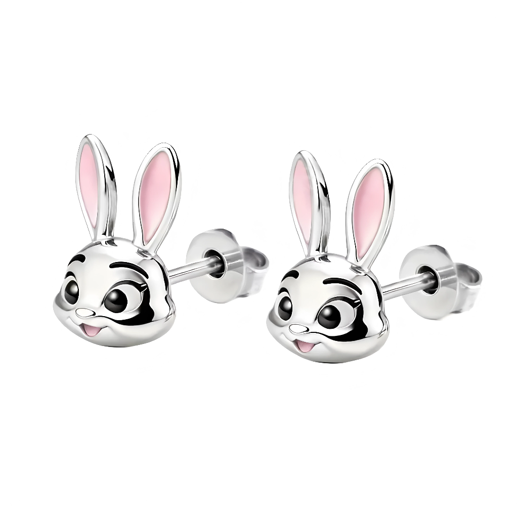 Ces boucles d’oreilles sobres et adorables mettent en avant un lapin au regard pétillant, museau souriant et longues oreilles dressées rehaussées de rose. Le format puce avec tige droite et fermoir papillon assure un port confortable au quotidien, tandis que l’argent poli capte joliment la lumière. Parfait pour les fans de Zootopie, les enfants ou pour une touche kawaii discrète sur une tenue adulte.