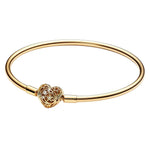 Apporte une touche élégante et romantique à ton poignet avec ce bracelet Cœur Céleste doré. Son fermoir en forme de cœur revisité avec un motif céleste lui donne un style à la fois raffiné et lumineux, parfait pour sublimer une tenue du quotidien ou une occasion spéciale. Un bracelet délicat et intemporel, idéal pour celles et ceux qui aiment les bijoux symboliques et poétiques.

Caractéristiques :

- Matière : Argent 925.
- Design : Fermoir cœur céleste avec détails étoilés et finitions soignées.
- Dimensi