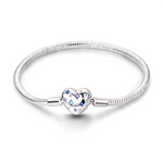 Ce bracelet en argent 925 présente un fermoir cœur bombé décoré de petites étoiles émaillées bleues et violettes, qui évoquent un ciel nocturne plein de magie.
Porté seul ou agrémenté de charms de type européen, il est idéal pour celles qui aiment les bijoux inspirés des astres et des nuits étoilées.