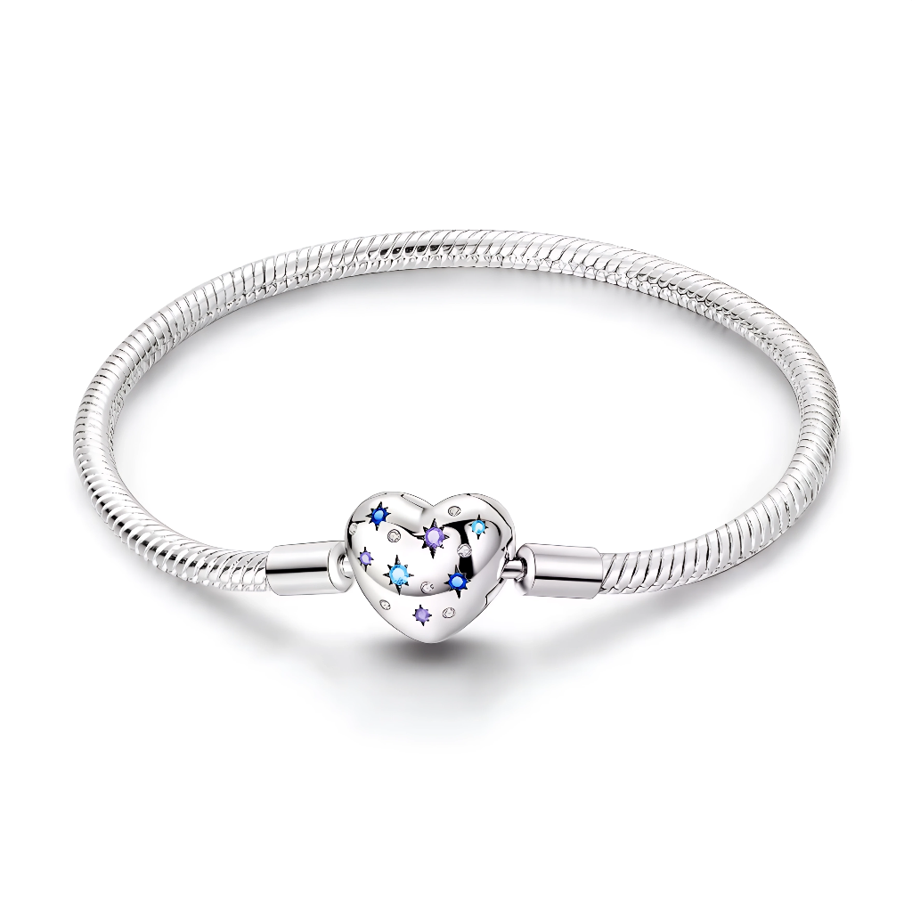 Ce bracelet en argent 925 présente un fermoir cœur bombé décoré de petites étoiles émaillées bleues et violettes, qui évoquent un ciel nocturne plein de magie.
Porté seul ou agrémenté de charms de type européen, il est idéal pour celles qui aiment les bijoux inspirés des astres et des nuits étoilées.