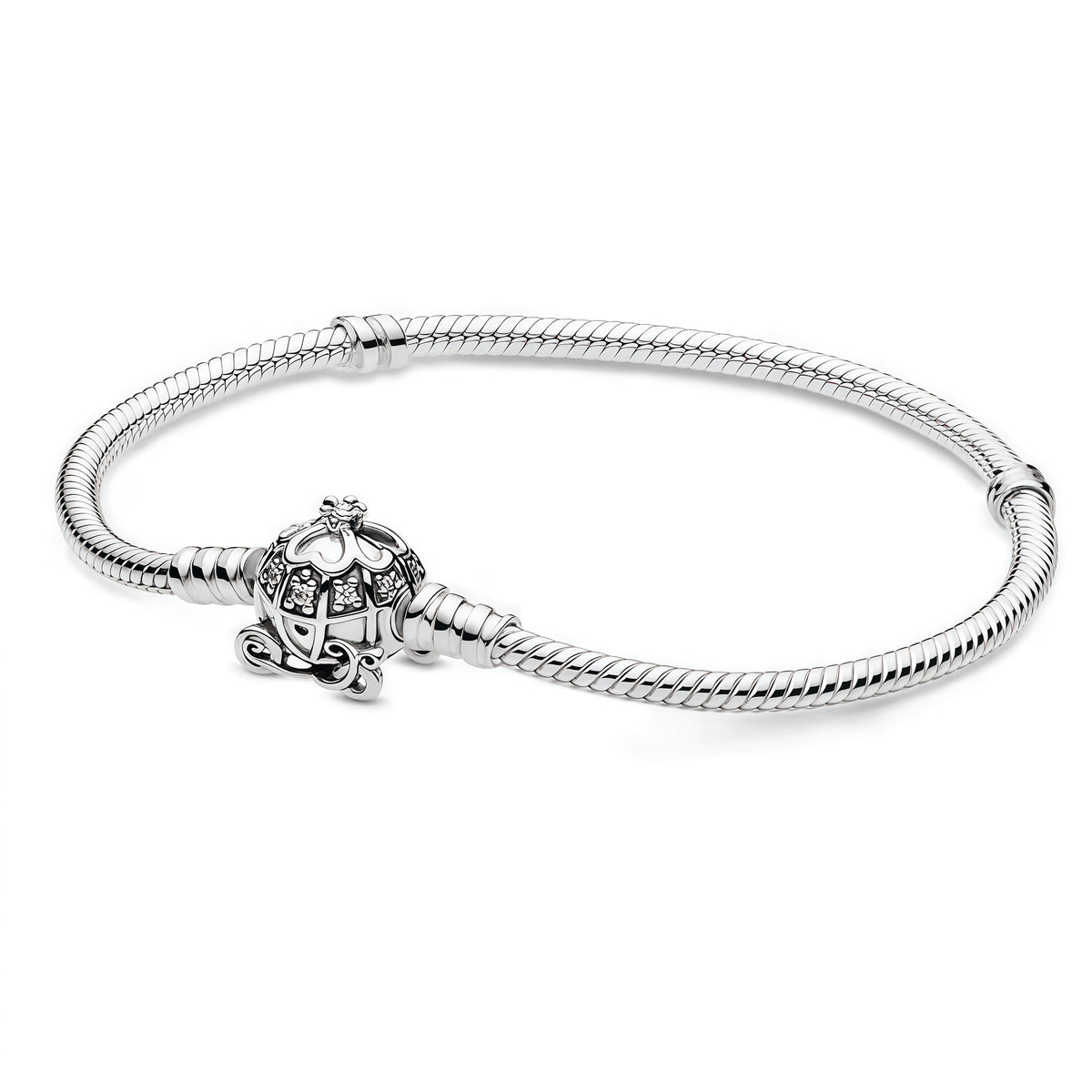 Apporte une touche féerique et élégante à ton poignet avec ce bracelet carrosse de Cendrillon. Inspiré de l’univers Disney, ce bijou met en valeur le célèbre carrosse enchanté avec un design raffiné, des détails lumineux et une allure pleine de magie. Un bracelet intemporel et symbolique, parfait pour les fans de Cendrillon et les pièces de conte de fées.

Caractéristiques :

- Matière : Argent 925.
- Design : Bracelet inspiré du carrosse de Cendrillon avec finitions soignées.
- Dimensions : Taille conforta