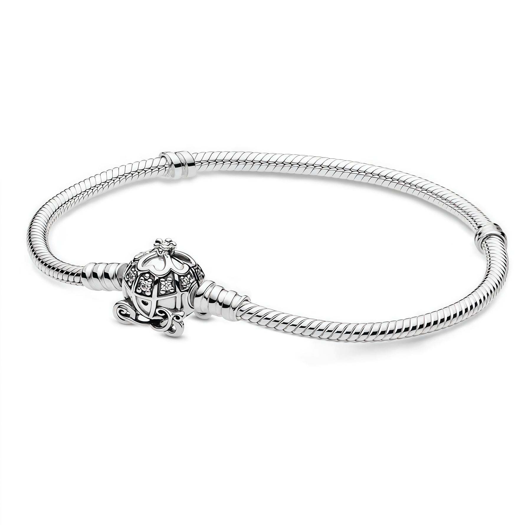 Apporte une touche féerique et élégante à ton poignet avec ce bracelet carrosse de Cendrillon. Inspiré de l’univers Disney, ce bijou met en valeur le célèbre carrosse enchanté avec un design raffiné, des détails lumineux et une allure pleine de magie. Un bracelet intemporel et symbolique, parfait pour les fans de Cendrillon et les pièces de conte de fées.

Caractéristiques :

- Matière : Argent 925.
- Design : Bracelet inspiré du carrosse de Cendrillon avec finitions soignées.
- Dimensions : Taille conforta