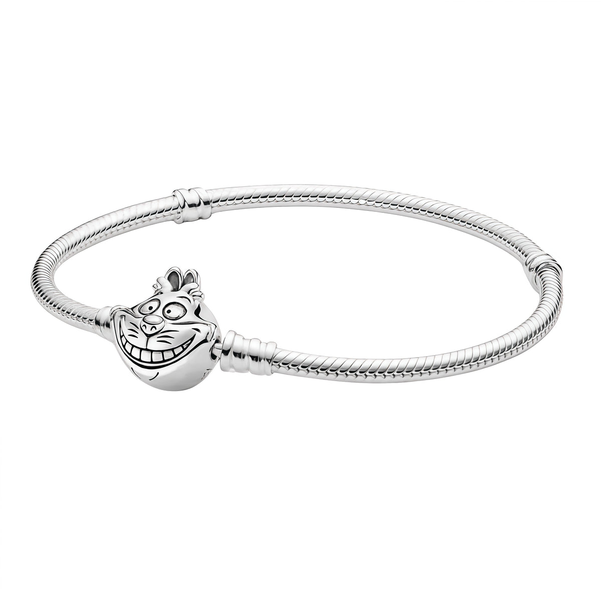 Apporte une touche mystérieuse et féerique à ton poignet avec ce bracelet Chat du Cheshire. Inspiré de l’univers d’Alice au Pays des Merveilles, ce bijou se distingue par son design original et son esprit malicieux. Un bracelet plein de personnalité, parfait pour les fans de Disney et des pièces à la fois ludiques et élégantes.

Caractéristiques :

- Matière : Argent 925.
- Design : Bracelet inspiré du Chat du Cheshire avec finitions soignées.
- Dimensions : Taille confortable et agréable à porter.
- Style 