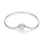 Ce bracelet en argent 925 est orné d’un fermoir en forme de coquillage finement strié, qui évoque les trésors ramassés sur le sable au bord de la mer.
Minimaliste et raffiné, il se porte aussi bien seul qu’agrémenté de charms style européen pour composer un joli bracelet sur le thème de l’océan.