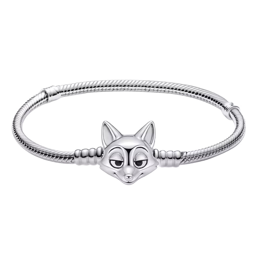 Ce bracelet rigide type “serpent” met Nick Wilde au centre de la scène grâce à un fermoir sculpté en forme de tête de renard, avec son air malicieux et détendu. Les lignes lisses du bracelet et le détail du museau, des oreilles pointues et du regard plissé créent une base parfaite pour composer un bracelet Zootopie, tout en restant suffisamment élégant pour être porté seul.