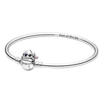 Apporte une touche tendre et malicieuse à ton style avec ce bracelet Stitch “love at first bite”. Inspiré de l’univers Disney, il met à l’honneur Stitch dans un design original et attachant, avec une gravure pleine d’humour et de personnalité. Un bijou parfait pour les fans de Lilo et Stitch qui aiment les pièces à la fois symboliques et amusantes.

Caractéristiques :

- Matière : Argent 925.
- Design : Bracelet Stitch avec inscription “love at first bite” et finitions soignées.
- Dimensions : Taille délica