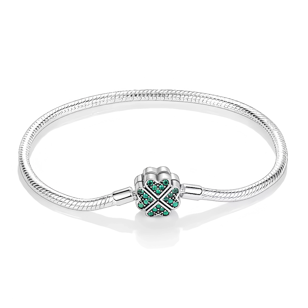 Ce bracelet en argent 925 est orné d’un fermoir en forme de trèfle à quatre feuilles, dont chaque feuille cœur est sertie de petites pierres vertes symbolisant la chance et l’espoir.
C’est un bijou porte‑bonheur idéal à porter au quotidien, seul ou avec des charms de type européen pour créer un bracelet personnalisé.