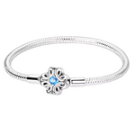 Laissez-vous emporter dans l’univers féerique d'Aladdin avec ce bracelet inspiré de la magie de l'Arabie et des aventures extraordinaires du célèbre voleur et de son tapis volant. Orné de détails enchâssant l'esprit de l’histoire, ce bracelet évoque la richesse, la liberté et l’enchantement. Un bijou parfait pour les amateurs du conte magique et pour ceux qui rêvent d’aventures sous un ciel étoilé.