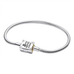 Laisse la magie opérer avec ce bracelet en argent sterling 925 orné d’un charm en forme de livre gravé "Once Upon a Time". Symbole des histoires enchantées et des rêves sans fin, ce bijou t’invite à plonger dans un univers féerique à chaque regard. Élégant et inspirant, il apporte une touche poétique et unique à ton poignet.

Caractéristiques :

- Matière : Argent 925.
- Design : Charm livre détaillé avec inscription "Once Upon a Time", finitions brillantes.
- Style : Bijou féerique, élégant et original, in