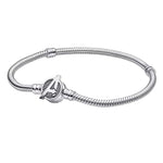 Apporte une touche puissante et héroïque à ton poignet avec ce bracelet Avengers. Inspiré de l’univers Marvel, il associe un style moderne et affirmé à des finitions soignées pour un rendu à la fois élégant et collector. Un bracelet plein de caractère, parfait pour les fans des super-héros et des accessoires emblématiques.

Caractéristiques :

- Matière : Argent 925.
- Design : Bracelet inspiré des Avengers avec finitions soignées.
- Dimensions : Taille confortable et agréable à porter.
- Style : Bijou Marv