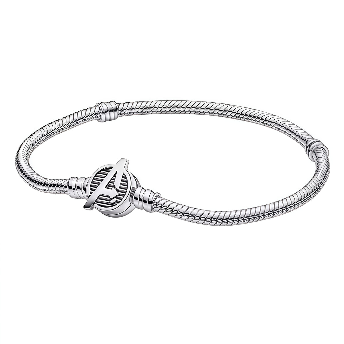 Apporte une touche puissante et héroïque à ton poignet avec ce bracelet Avengers. Inspiré de l’univers Marvel, il associe un style moderne et affirmé à des finitions soignées pour un rendu à la fois élégant et collector. Un bracelet plein de caractère, parfait pour les fans des super-héros et des accessoires emblématiques.

Caractéristiques :

- Matière : Argent 925.
- Design : Bracelet inspiré des Avengers avec finitions soignées.
- Dimensions : Taille confortable et agréable à porter.
- Style : Bijou Marv