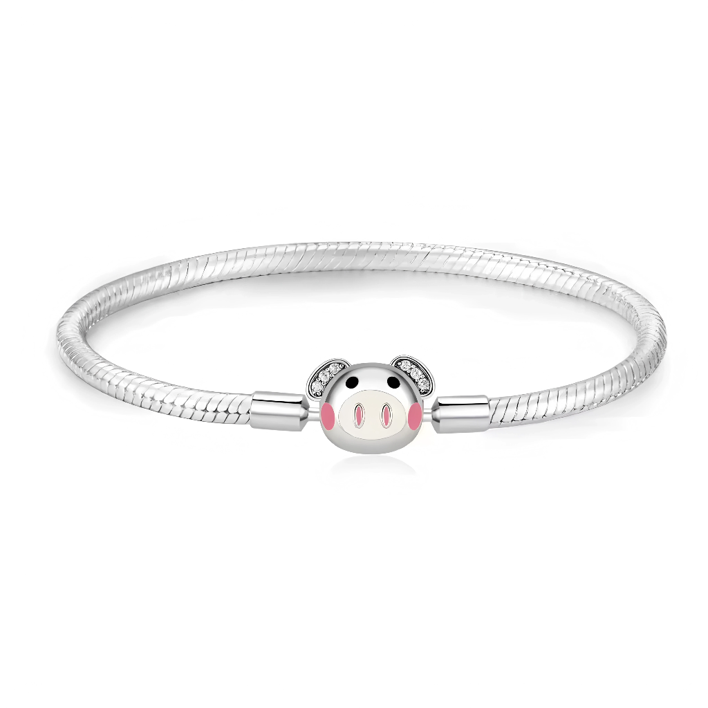 Ce bracelet gourmand et joyeux offre une chaîne maille serpent élégante en argent sterling 925 poli, centrée d’un charm cochon rose poudré enamel aux oreilles rondes, joues joufflues, museau rose et yeux noirs bordés de strass scintillants pour un sourire kawaii irrésistible. Disponible en tailles 17 cm, 18 cm, 19 cm et 20 cm, il s’ajuste idéalement aux poignets avec fermoir lobster sécurisé et extension pratique. Poinçonné S925, sans nickel et durable, parfait comme pièce statement ou base à charms thémati