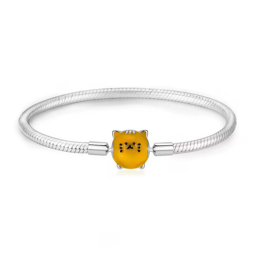 Ce bracelet mystérieux et enjoué présente une chaîne maille serpent lisse en argent sterling 925 poli, centrée d’un charm chat jaune vif enamel aux oreilles triangles, yeux bridés noirs et sourire espiègle pour un vibe Maneki-neko porte-fortune. Disponible en tailles 17 cm, 18 cm, 19 cm et 20 cm, il convient aux poignets graciles avec fermoir lobster solide et ajustement flexible. Poinçonné S925, sans nickel et robuste, idéal comme bijou chanceux ou base extensible à charms. Parfait pour amoureux des chats,