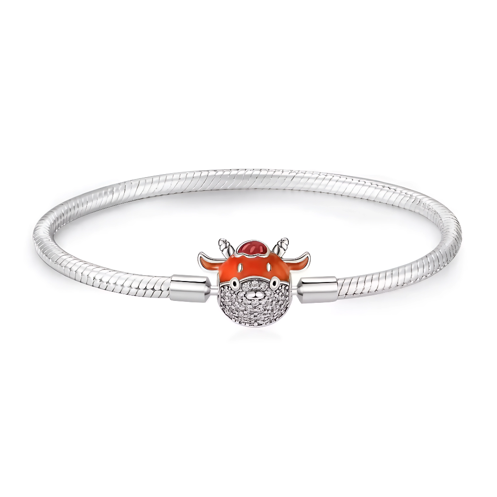 Ce bracelet puissant et zodiacal arbore une chaîne maille serpent fluide en argent sterling 925 poli, centrée d’un charm taureau corail vif enamel aux cornes courbées, museau expressif et yeux bordés de strass étincelants pour un regard fier et mystique. Disponible en tailles 17 cm, 18 cm, 19 cm et 20 cm, il s’adapte aux poignets avec fermoir lobster robuste et maillon extensible. Poinçonné S925, anti-allergénique et résistant, idéal pour l’Année du Bœuf ou comme bijou totem personnel. Parfait pour collecti