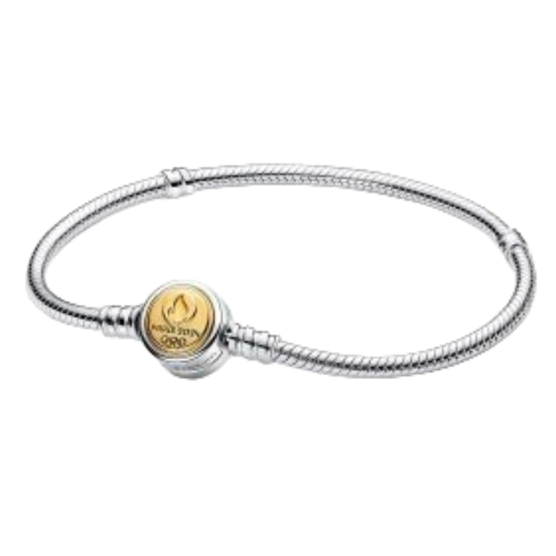 Portez l'énergie des JO Paris 2024 avec ce bracelet flexible orné de charms Phryge ronds, médaillons flamme et éléments graphiques dynamiques. Sa chaîne en argent 925 permet d'ajouter ou retirer les charms emblématiques (Tour Eiffel, flamme, anneaux), pour personnaliser votre hommage à l'événement. Symbole de victoire, de liberté et de fierté française, il célèbre la magie sportive de Paris.

Caractéristiques :

- Matière : Argent 925
- Thème : JO Paris 2024, Phryge, charms modulables
- Design : Chaîne fine