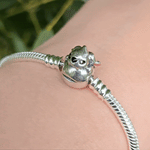 Emportez un peu de l'esprit espiègle de Stitch avec vous grâce à ce bracelet adorable et original, parfait pour les fans de l'univers de Lilo et Stitch.