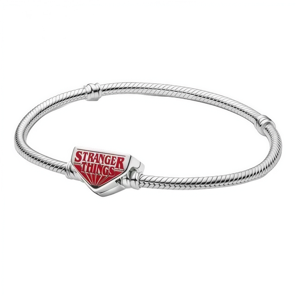 Entrez dans l’Upside Down avec ce bracelet Stranger Things en argent sterling 925, doté d’une maille serpent souple et d’un fermoir logo rouge émaillé inspiré du titre de la série culte. Le fermoir triangulaire met en avant l’inscription STRANGER THINGS en lettres rétro façon affiche des années 80, pour un style geek élégant qui se porte au quotidien. Disponible en 17 cm, 18 cm, 19 cm et 20 cm, il s’adapte aux poignets fins comme plus larges tout en restant confortable. Poinçonné S925, sans nickel et durabl