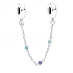 Cette chaîne de sécurité pour bracelet à charms associe praticité et élégance avec sa maille fine ornée de cristaux aux reflets bleus et turquoise. Réalisée en argent sterling 925, elle permet de sécuriser votre bracelet tout en ajoutant une touche de couleur délicate et raffinée. Un accessoire indispensable pour protéger vos charms tout en sublimant votre collection avec éclat.

Caractéristiques

Matière : Argent sterling 925, cristaux bleus et turquoise
Design : Chaîne fine avec maillons rehaussés de cris