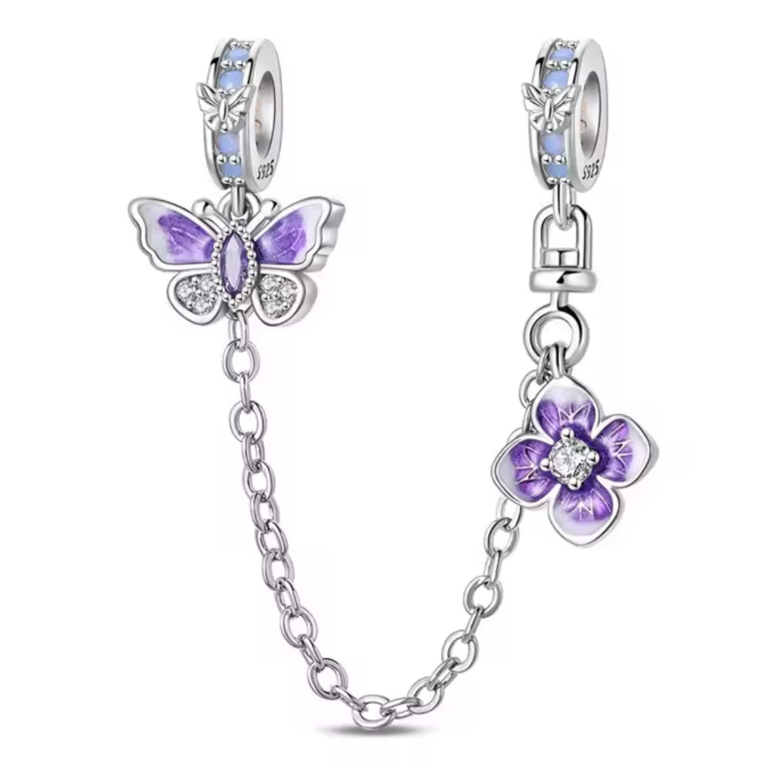 Allie élégance et sécurité avec cette chaîne de sécurité en argent sterling 925, délicatement ornée d’un papillon gracieux et d’une fleur violette scintillante. Son design raffiné apporte une touche florale et poétique à ton bracelet tout en assurant le maintien de tes charms en toute sérénité. Un bijou à la fois pratique et enchanteur, inspiré par la beauté de la nature.

Caractéristiques :

- Matière : Argent 925.
- Design : Papillon détaillé accompagné d’une fleur violette avec finitions brillantes.
- Fo