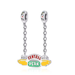 Protégez votre bracelet tout en célébrant les moments inoubliables de Friends avec cette chaîne de sécurité ornée du logo de Central Perk. Ce bijou élégant, inspiré du café emblématique où les amis se réunissaient, symbolise l’amitié et les souvenirs chaleureux, parfait pour les fans de la série.