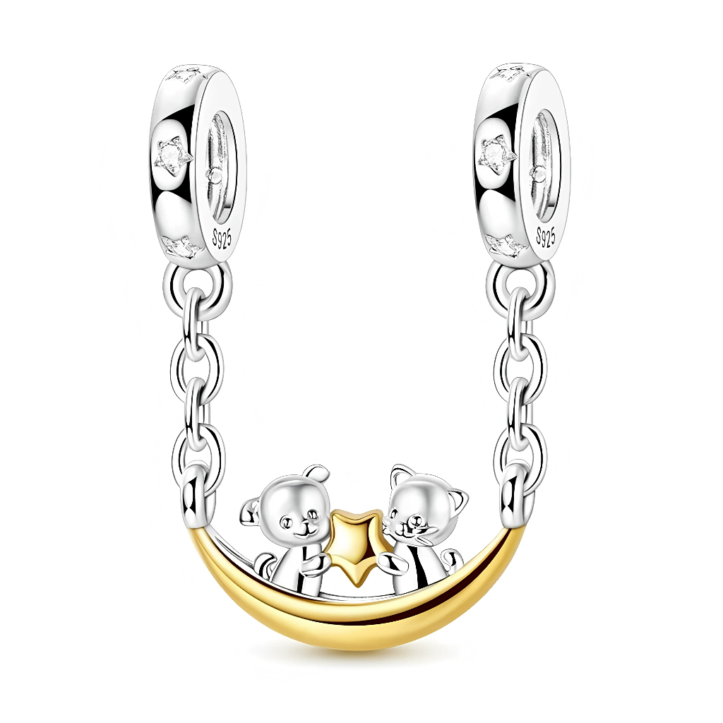 Chaque embout en argent 925 est décoré de petites étoiles incrustées de zircons clairs et marqué « S925 », relié à une chaîne en maillons polis. Au centre, les deux oursons argentés sont assis sur un croissant plaqué or tenant une étoile dorée, créant un motif nocturne doux et protecteur.