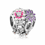 Le charm ajouré affiche un grand chiffre 30 orné de petits oxydes de zirconium, symbolisant un anniversaire important et des souvenirs précieux qui brillent dans le temps. Deux fleurs émaillées, l’une rose et l’autre violette, apportent une touche colorée et féminine, rappelant l’épanouissement personnel et la maturité tout en gardant une âme pétillante. Ce bijou raffiné est idéal comme cadeau d’anniversaire pour marquer les 30 ans ou pour compléter un bracelet déjà chargé d’histoires.