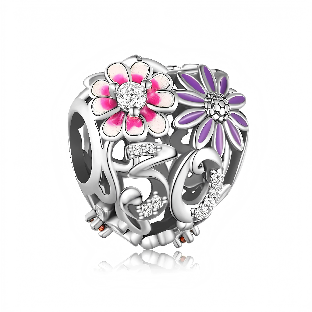 Le charm ajouré affiche un grand chiffre 30 orné de petits oxydes de zirconium, symbolisant un anniversaire important et des souvenirs précieux qui brillent dans le temps. Deux fleurs émaillées, l’une rose et l’autre violette, apportent une touche colorée et féminine, rappelant l’épanouissement personnel et la maturité tout en gardant une âme pétillante. Ce bijou raffiné est idéal comme cadeau d’anniversaire pour marquer les 30 ans ou pour compléter un bracelet déjà chargé d’histoires.