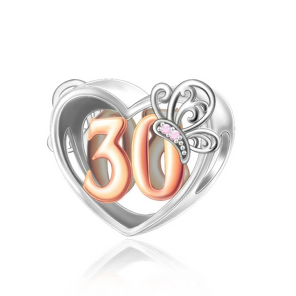 Au centre d’un cœur ajouré en argent se détache un grand chiffre 30 en ton doré rosé, qui attire immédiatement le regard et marque fièrement cet anniversaire important. Un papillon finement travaillé, décoré de petites pierres roses et claires, se pose sur le nombre comme une touche de grâce, évoquant la transformation personnelle et l’épanouissement. Ce charm romantique est parfait pour un cadeau de 30e anniversaire chargé de sens, à porter au quotidien comme rappel d’un cap de vie réussi.
