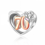 Au centre d’un cœur ajouré en argent se détache un grand chiffre 70 en ton doré rosé, qui met en valeur cet anniversaire exceptionnel et en fait un véritable bijou souvenir. Un papillon finement ciselé, orné de petites pierres roses et claires, se pose sur le numéro comme symbole de légèreté et de sérénité après un long chemin de vie. Ce charm plein de douceur est idéal pour offrir à une maman ou une grand‑mère, et pour personnaliser un bracelet anniversaire qu’elle pourra porter tous les jours.