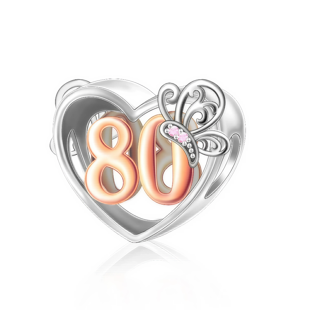 Au centre d’un cœur ajouré en argent se détache un large chiffre 80 en ton doré rosé, qui met en lumière cet anniversaire exceptionnel et en fait un véritable bijou de collection. Un papillon délicatement sculpté, serti de petites pierres roses et claires, se pose sur le nombre comme symbole de douceur, de légèreté et de la beauté d’une vie pleinement vécue. Ce charm plein de tendresse est idéal comme cadeau d’exception pour une maman ou une grand‑mère, et trouve parfaitement sa place sur un bracelet annive