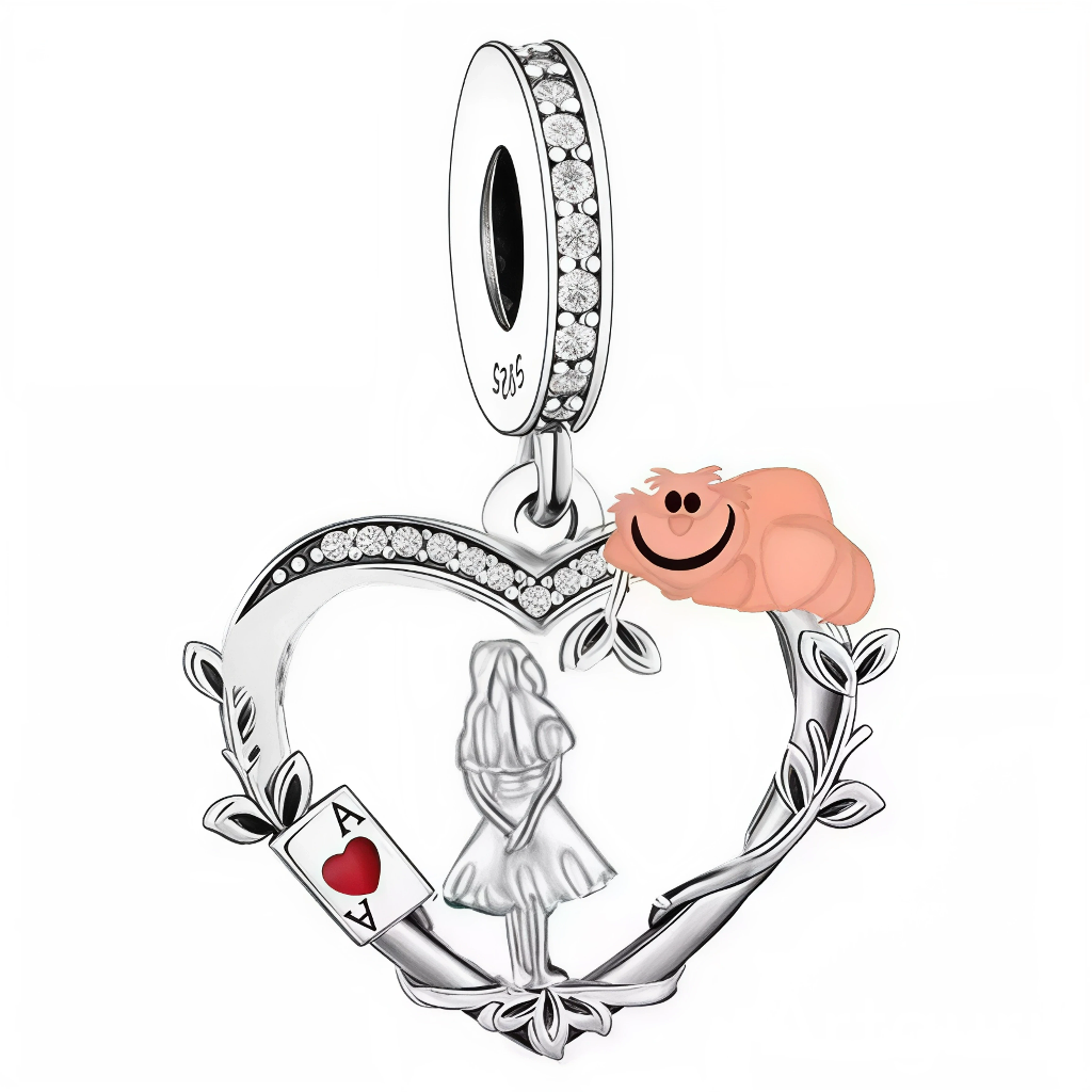 Plongez dans l'univers féerique et décalé d'Alice au Pays des Merveilles avec ce Charm - Chat du Cheshire &amp; Tasse, en argent sterling S925. Ce charm réunit l’espiègle Chat du Cheshire, avec son sourire énigmatique, et une élégante tasse de thé rappelant la célèbre scène du thé avec le Chapelier Fou. Idéal pour les fans de Disney et des mondes fantastiques, ce charm ajoutera une touche d'aventure et de magie à votre bracelet.