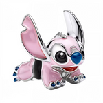 Cette version d’Angel capture un moment câlin: posée sur le ventre, oreilles déployées et grand sourire, elle affiche un rose nacré lumineux rehaussé de contours argent polis. Les yeux noirs brillants, la truffe bleue et les coussinets foncés apportent contraste et profondeur, tandis que la posture allongée apporte douceur et mouvement. Idéal pour un thème Disney‑like, amour et amitié, ou pour compléter un duo avec Stitch.