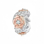 Ce charm en argent 925 forme un anneau orné de fleurs en relief, dont une grande rose au ton rosé met en valeur un cristal clair au centre. Des pétales et petites pierres texturées se déploient tout autour, créant un effet couronne délicat et lumineux à glisser sur un bracelet ou un collier.

Caractéristiques :

- Matière : Argent 925 avec finition rosée partielle et cristaux clairs
- Design : Charm anneau décoré de roses et pétales en relief
- Coloris : Argent brillant, rose poudré, éclats transparents
- C