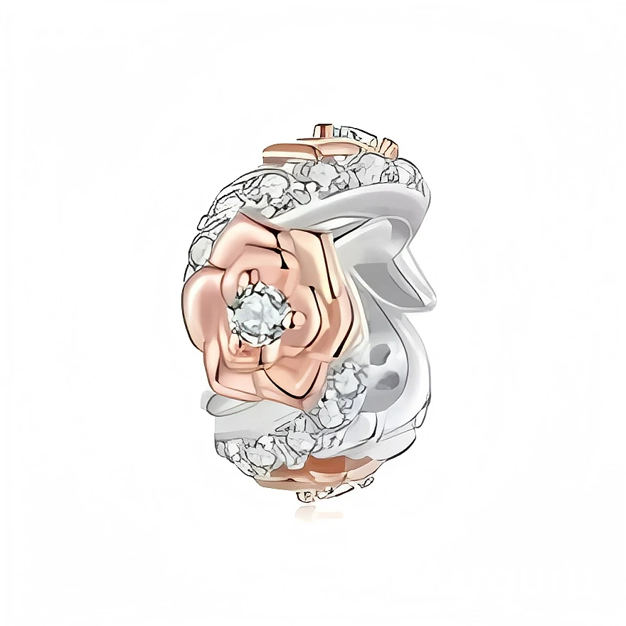 Ce charm en argent 925 forme un anneau orné de fleurs en relief, dont une grande rose au ton rosé met en valeur un cristal clair au centre. Des pétales et petites pierres texturées se déploient tout autour, créant un effet couronne délicat et lumineux à glisser sur un bracelet ou un collier.

Caractéristiques :

- Matière : Argent 925 avec finition rosée partielle et cristaux clairs
- Design : Charm anneau décoré de roses et pétales en relief
- Coloris : Argent brillant, rose poudré, éclats transparents
- C