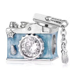 Apporte une touche originale et symbolique à ton bracelet avec ce charm appareil photo bleu avec chapeau diplôme. Son design en argent 925, avec des détails bleus et un petit chapeau de graduation, évoque à la fois la créativité, les souvenirs et la célébration d’une belle réussite. Un charm parfait pour marquer une fin d’études, un diplôme ou une passion pour l’image.

Caractéristiques :

- Matière : Argent 925 avec émail.
- Design : Appareil photo bleu avec chapeau diplôme et finition soignée.
- Dimension
