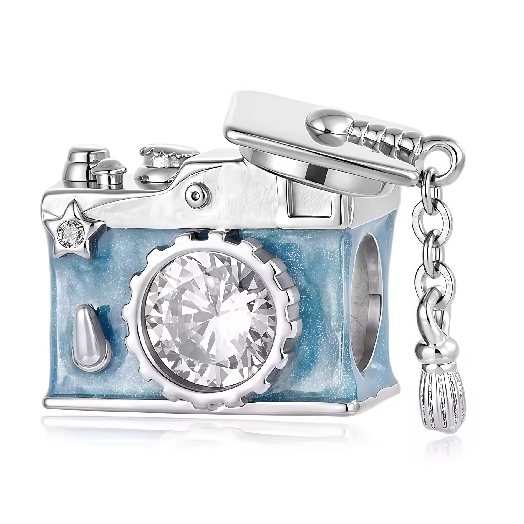 Apporte une touche originale et symbolique à ton bracelet avec ce charm appareil photo bleu avec chapeau diplôme. Son design en argent 925, avec des détails bleus et un petit chapeau de graduation, évoque à la fois la créativité, les souvenirs et la célébration d’une belle réussite. Un charm parfait pour marquer une fin d’études, un diplôme ou une passion pour l’image.

Caractéristiques :

- Matière : Argent 925 avec émail.
- Design : Appareil photo bleu avec chapeau diplôme et finition soignée.
- Dimension