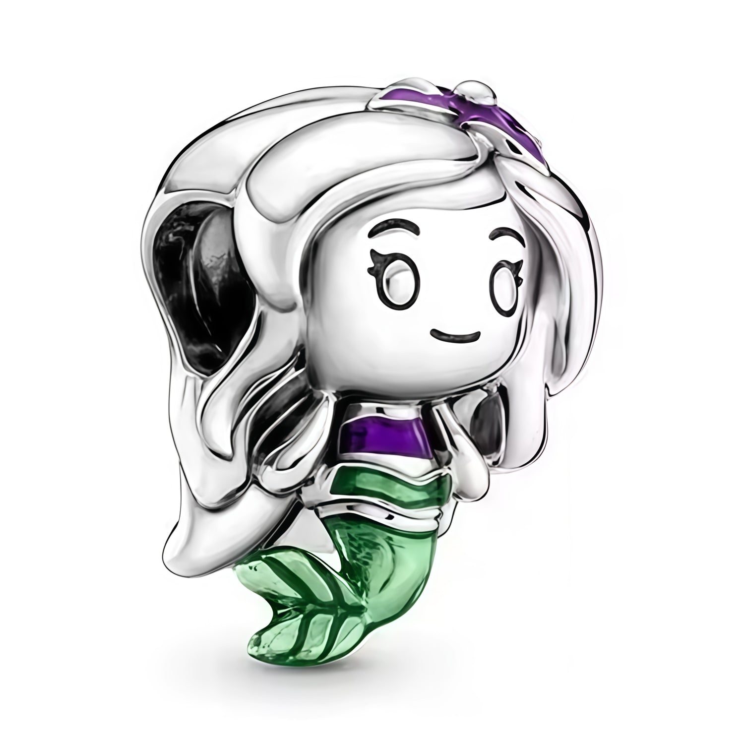 Apporte une touche féerique et marine à ton bracelet avec ce charm Ariel. Inspiré de l’univers Disney, ce bijou met en valeur la petite sirène avec des détails délicats, des tons violets et verts, ainsi qu’un design élégant qui rappelle la liberté et l’aventure sous l’océan. Un charm raffiné et plein de magie, parfait pour les fans d’Ariel et des histoires Disney.

Caractéristiques :

- Matière : Argent 925 avec détails en émail coloré.
- Design : Ariel avec finitions soignées.
- Dimensions : Taille délicat