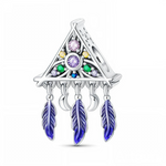 Ce charm en argent 925 adopte la forme d’un triangle stylisé, rappelant une tente ou un tipi, dont l’intérieur est orné de multiples cristaux colorés (violet, vert, jaune, bleu) disposés en motif mandala. Le bas du triangle est bordé d’anneaux auxquels sont suspendues trois plumes émaillées bleu profond et trois petits croissants de lune argentés, créant un véritable attrape-rêves miniature.