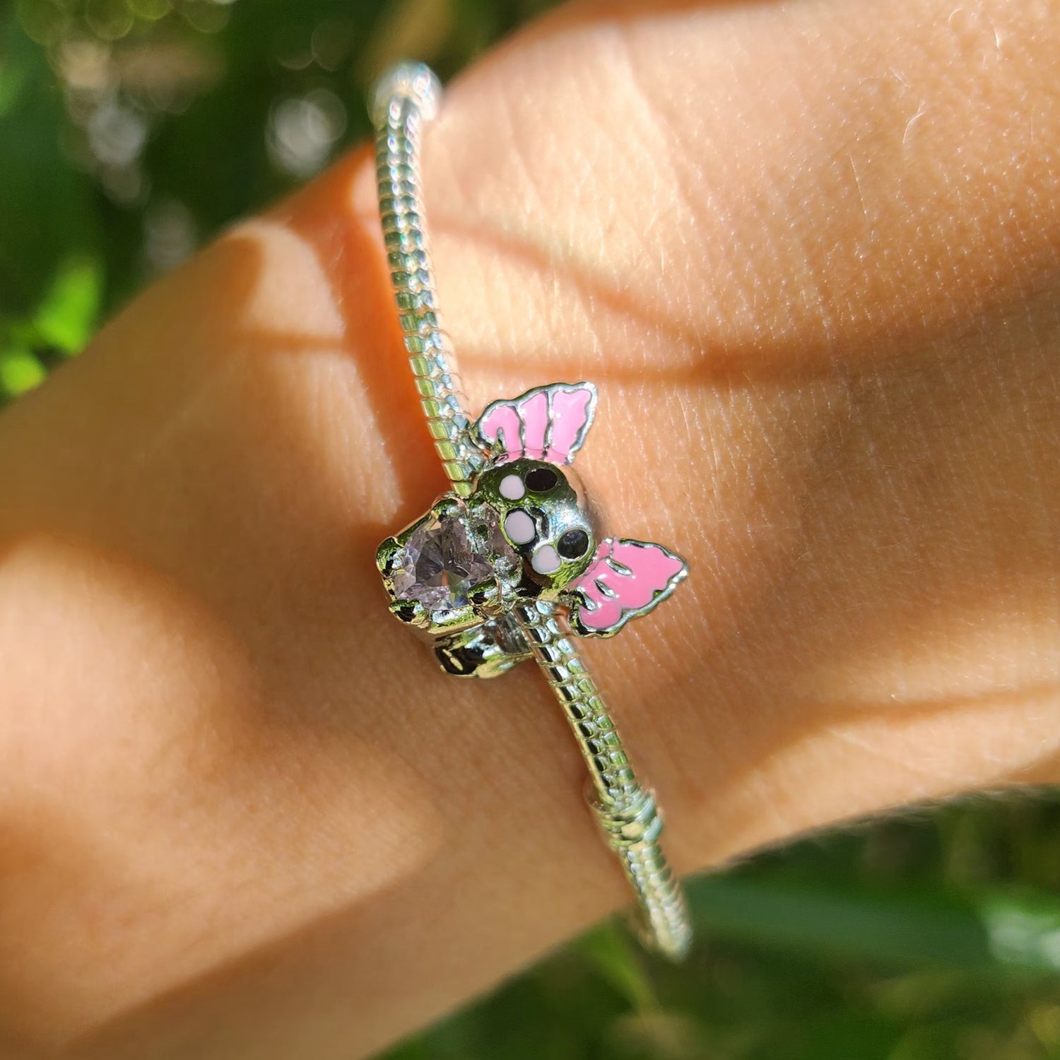 Ajoutez une touche d'adorabilité et de fantaisie à votre collection avec ce charm représentant Axoloto, l'emblématique Pokémon de type Eau/Spectre. Fabriqué en argent sterling 925, ce charm de haute qualité est compatible avec tous les bracelets Pandora, garantissant une intégration parfaite à votre bijou préféré. Parfait pour les fans de Pokémon et les amoureux des créatures aquatiques, ce charm capture l'esprit unique et les détails distinctifs d'Axoloto avec une finition minutieusement travaillée, ajouta